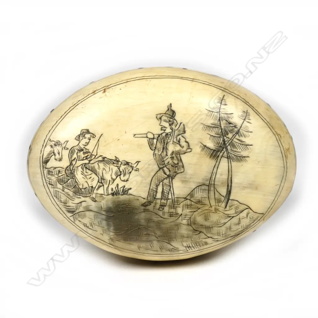 A 19thC ox horn snuff box Image 1++