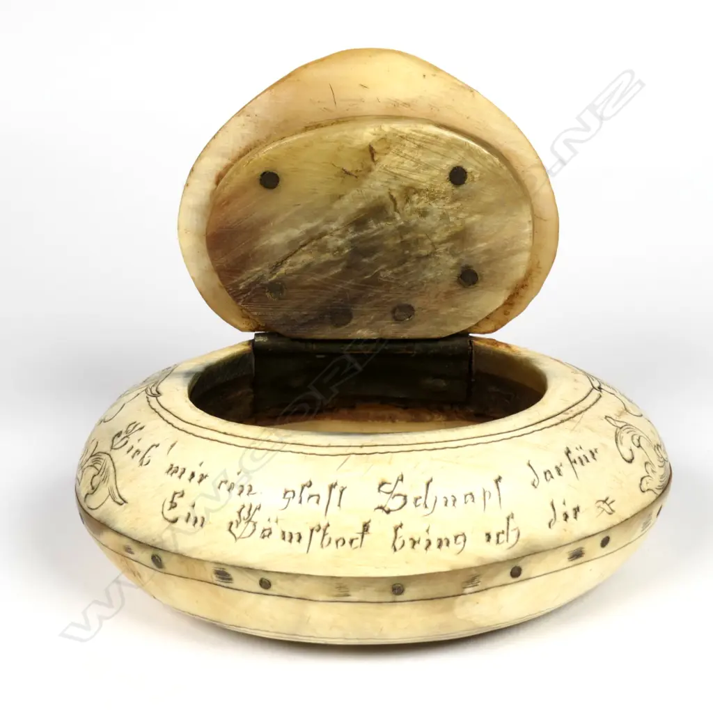 A 19thC ox horn snuff box Image 1++