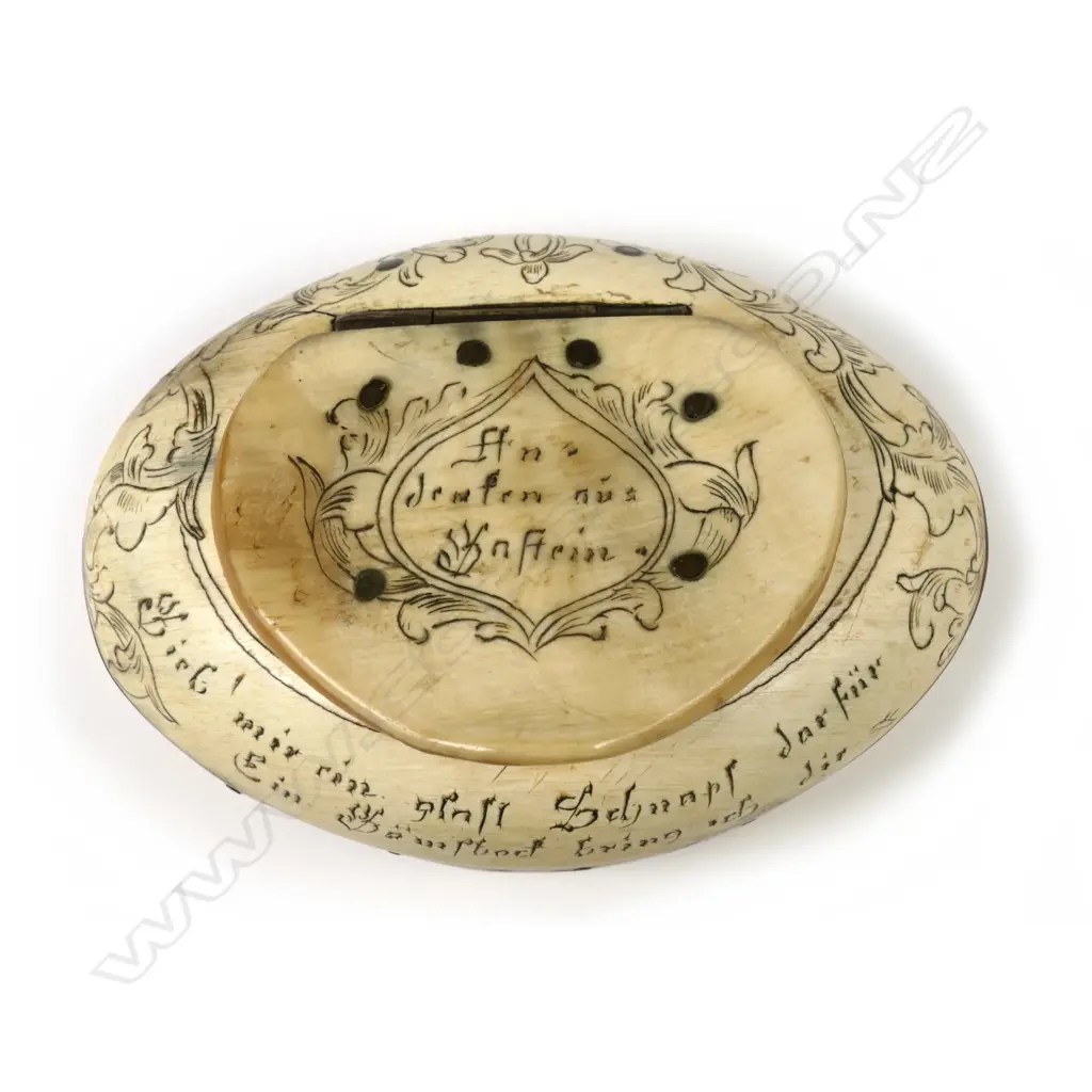 A 19thC ox horn snuff box Image 1++