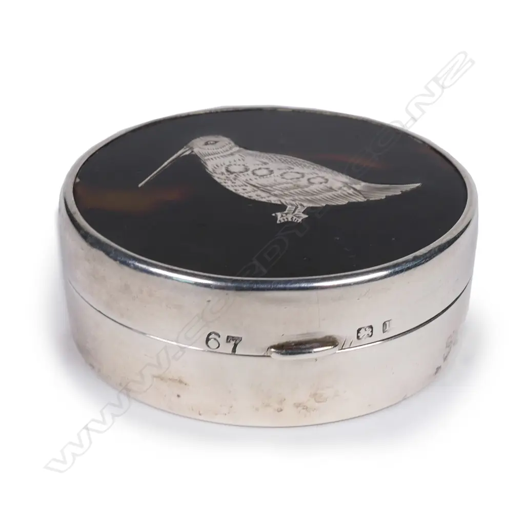 An Edwardian silver and tortoise shell pill box Image 1++