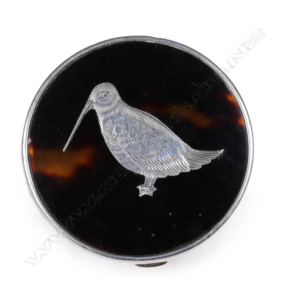 An Edwardian silver and tortoise shell pill box Image 1++