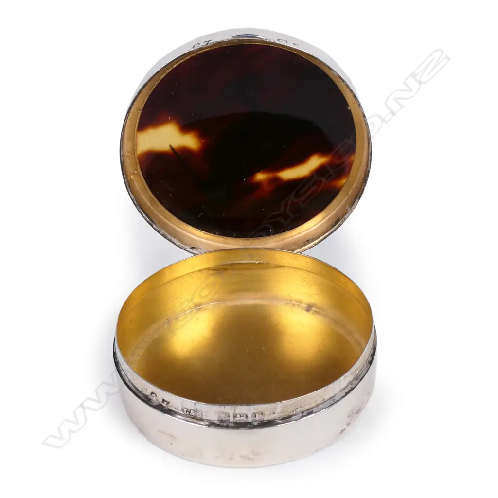 An Edwardian silver and tortoise shell pill box Image 1++