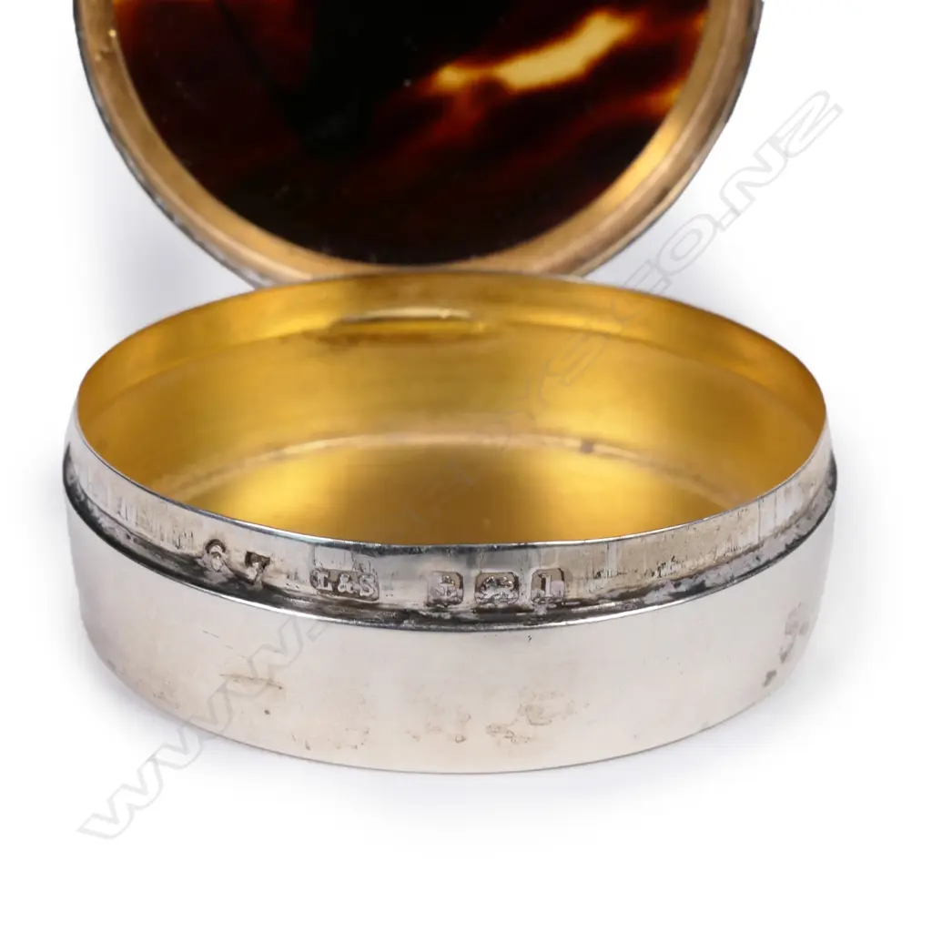 An Edwardian silver and tortoise shell pill box Image 1++