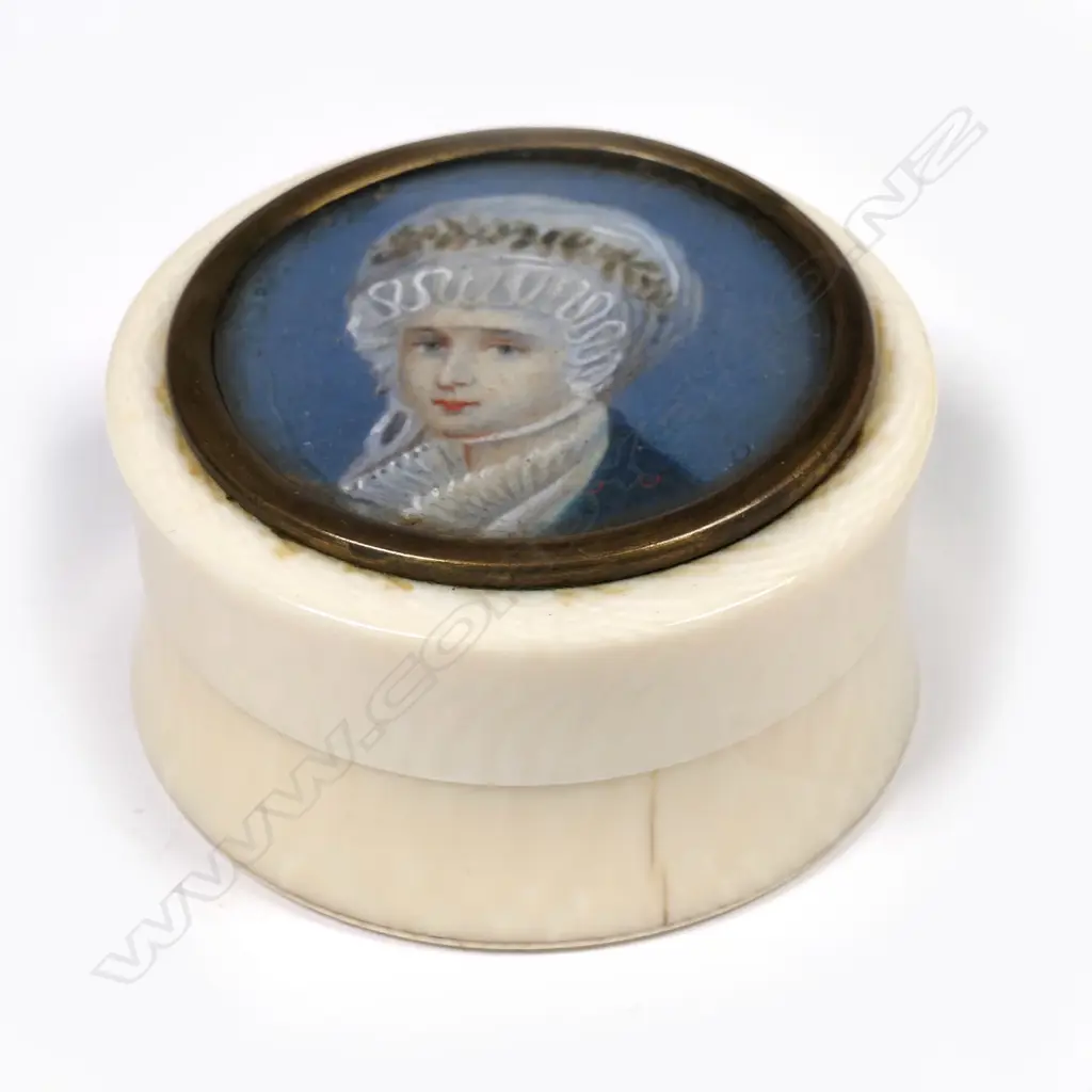 A small ivory box Image 1++