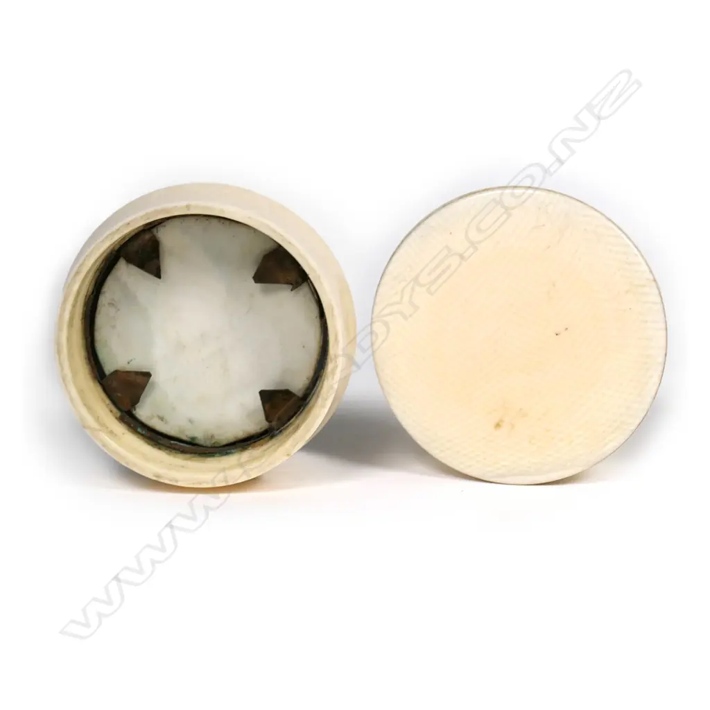 A small ivory box Image 1++