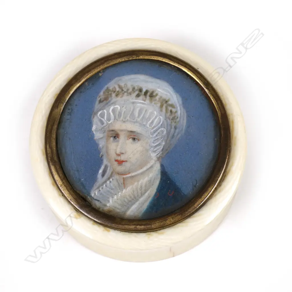 A small ivory box Image 1++