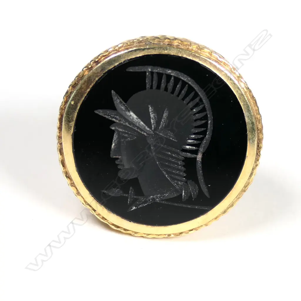 A 9ct gold and onyx seal Image 1++