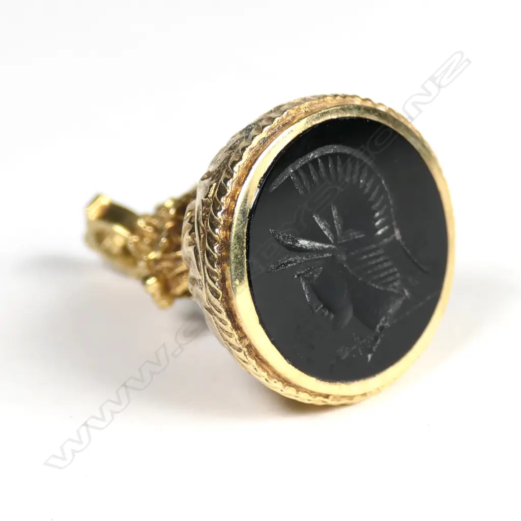 A 9ct gold and onyx seal Image 1++