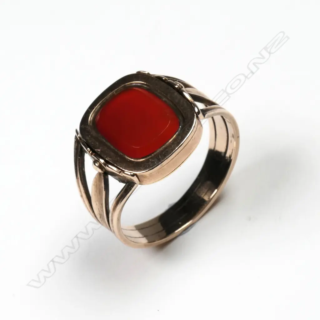 A Georgian 9ct gold and enamel mourning ring Image 1++