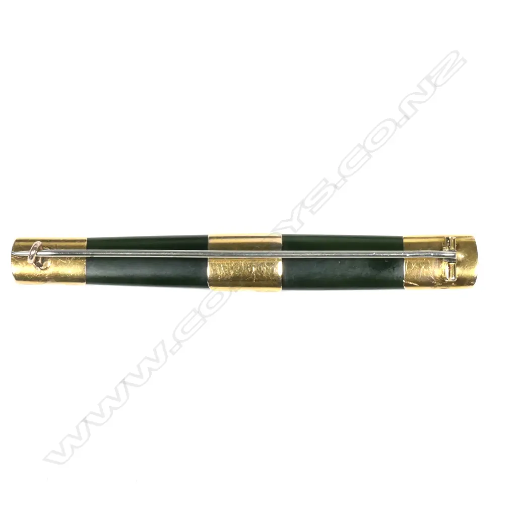 A colonial 9ct gold and pounamu brooch Image 1++