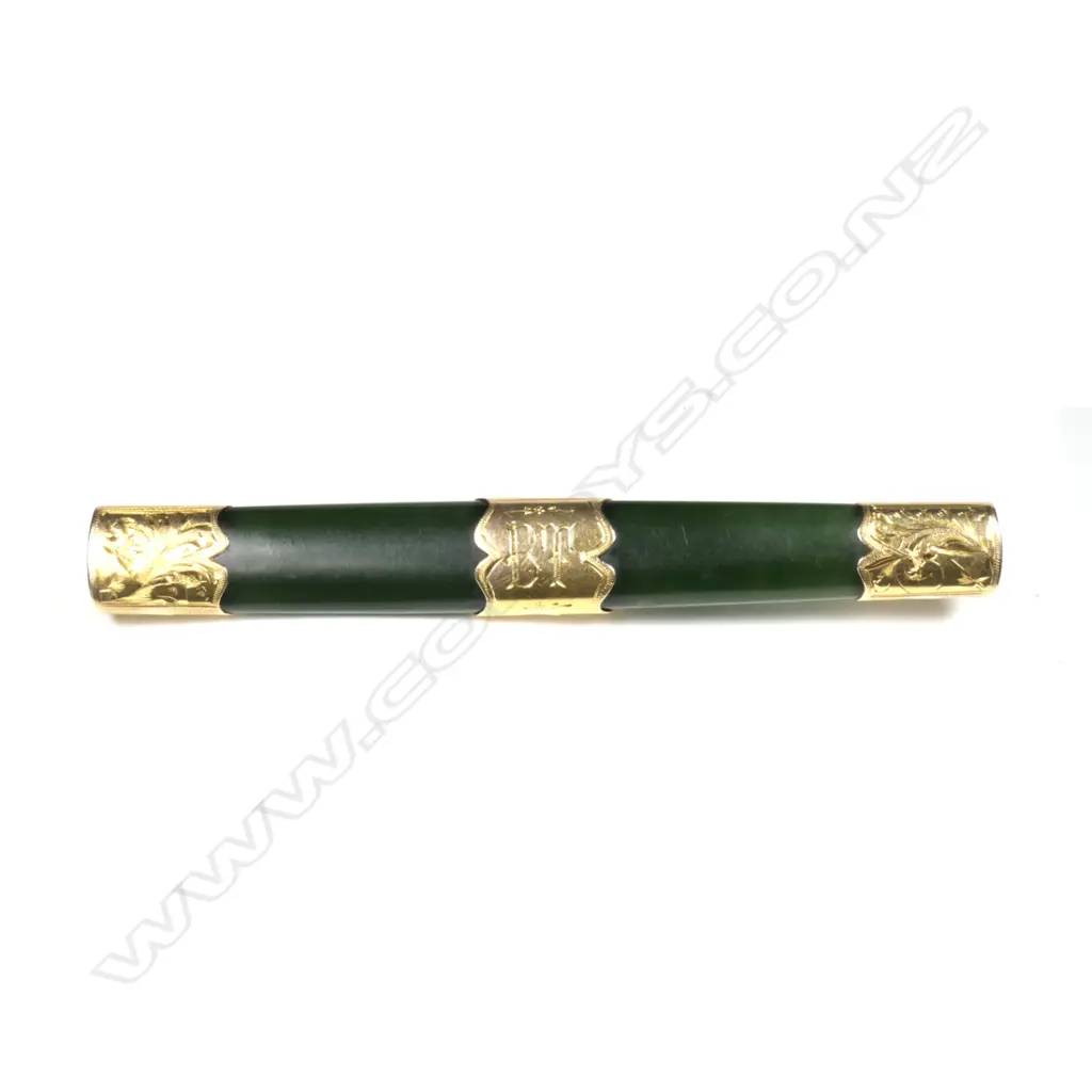 A colonial 9ct gold and pounamu brooch Image 1++