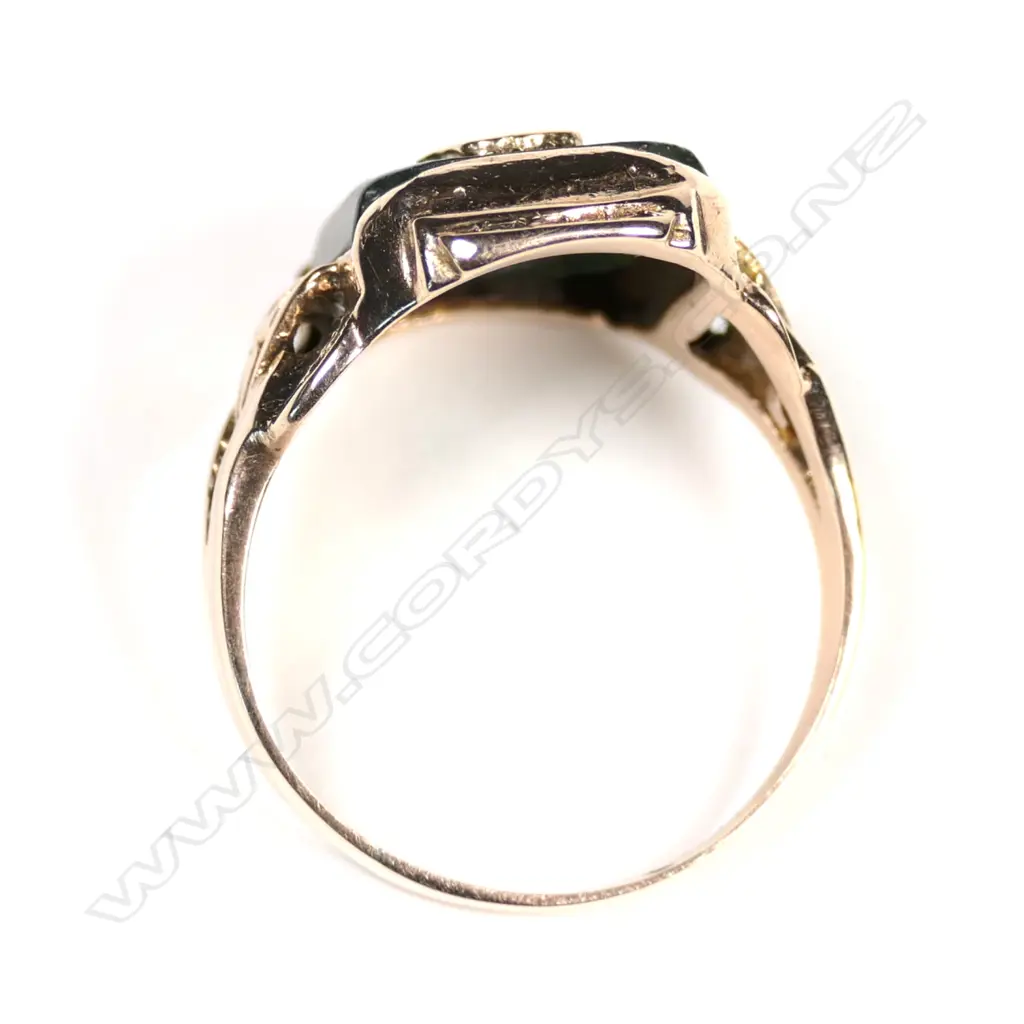 A 9ct rose gold and pounamu ring Image 1++
