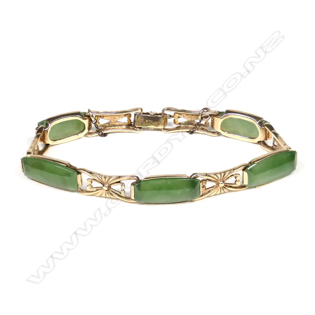 A 9ct gold and pounamu bracelet Image 1++