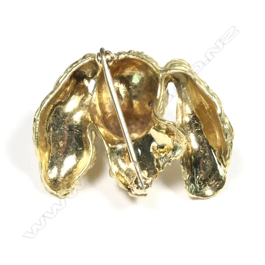 A heavy 18ct yellow gold dog head brooch Image 1++