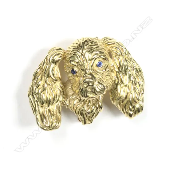 A heavy 18ct yellow gold dog head brooch