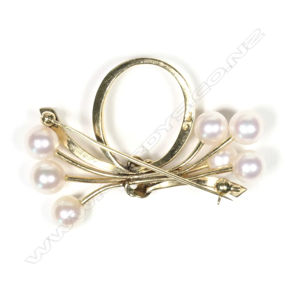 A vintage 14k gold and Mikimoto pearl brooch Image 1++
