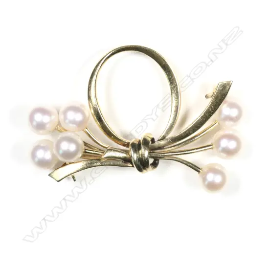 A vintage 14k gold and Mikimoto pearl brooch