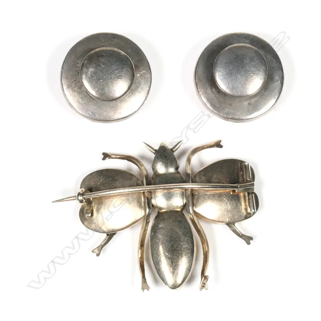 A Georgian 15ct gold insect brooch Image 1++