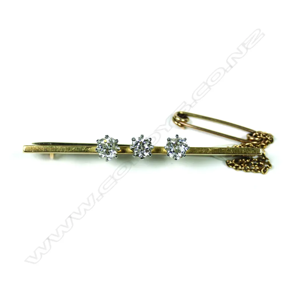 An 18ct gold and diamond bar brooch Image 1++