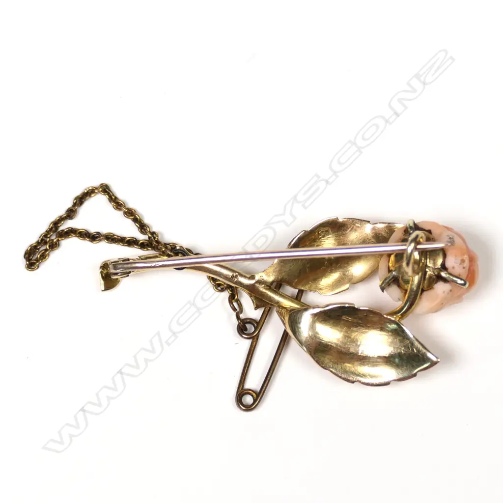 A 15ct gold and coral brooch Image 1++