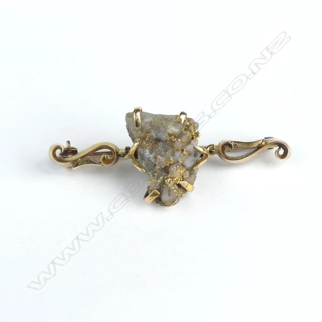 An early 20thC gold bearing quartz nugget brooch Image 1++