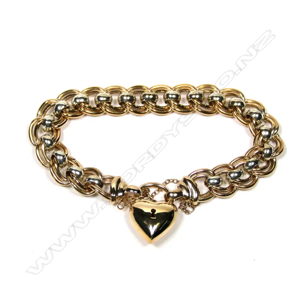 A 9ct gold bracelet Image 1++
