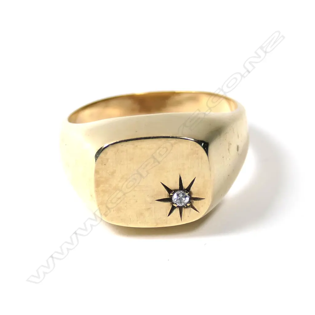 A 9ct gold diamond signet ring Image 1++