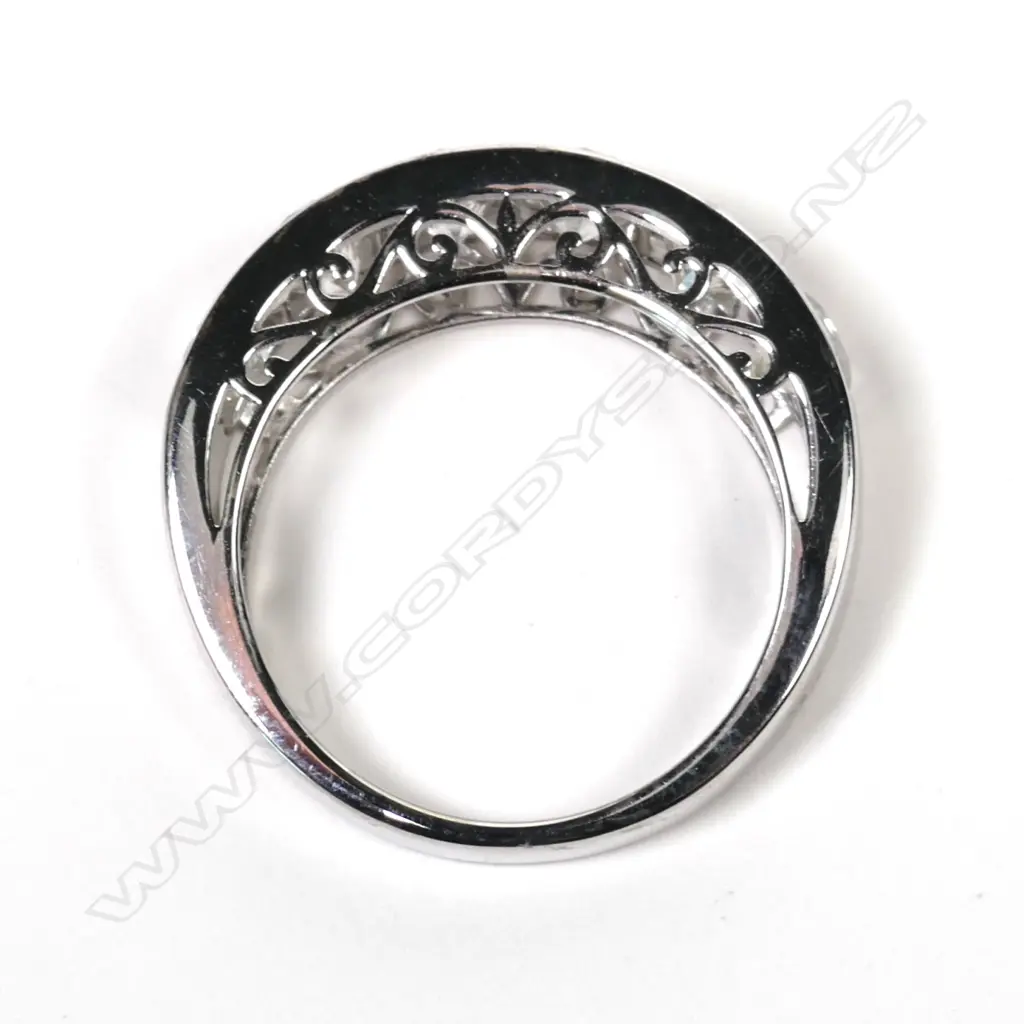 A 14ct white gold and diamond ring Image 1++