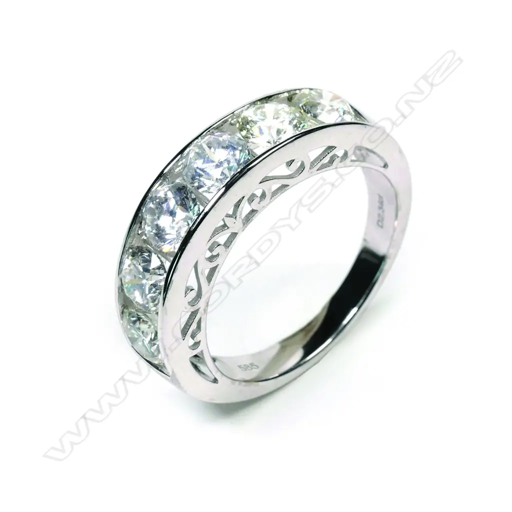 A 14ct white gold and diamond ring Image 1++