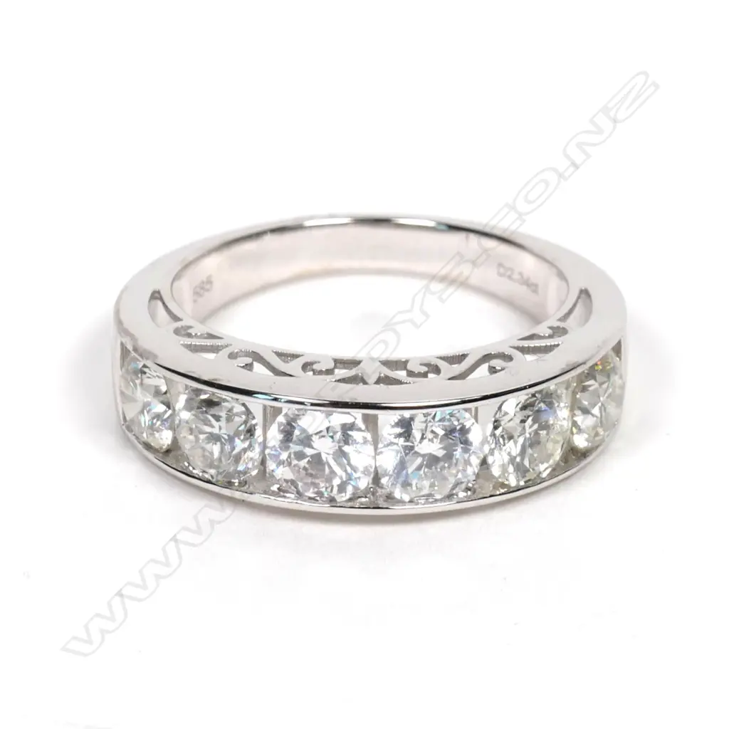 A 14ct white gold and diamond ring Image 1++