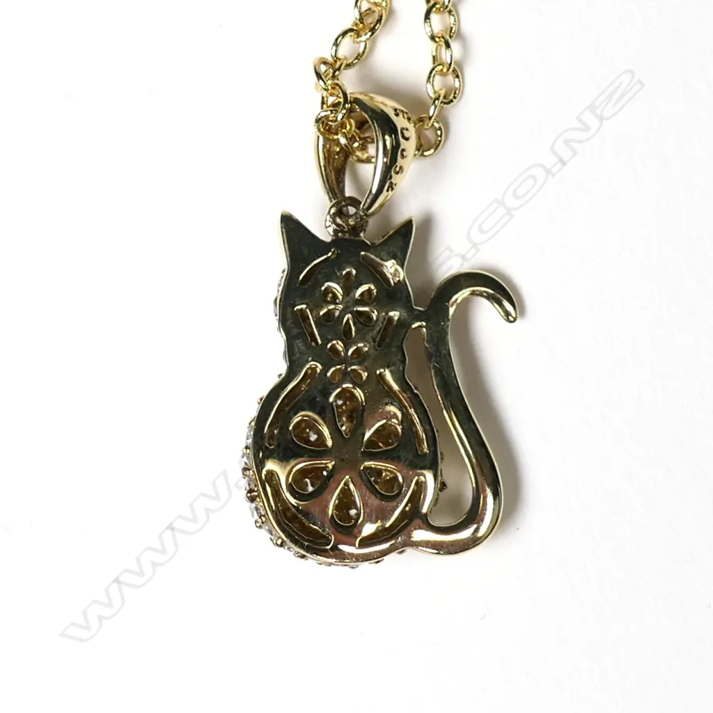 A 9ct yellow gold and diamond cat pendant Image 1++
