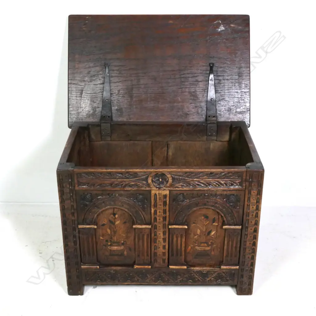 A small oak Elizabethan style coffer Image 1++