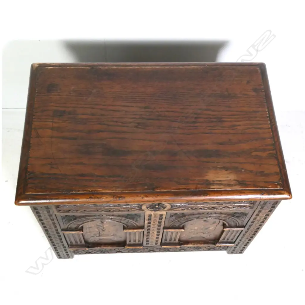 A small oak Elizabethan style coffer Image 1++