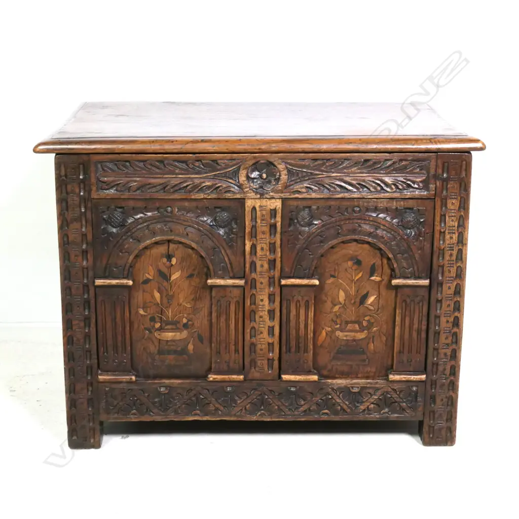 A small oak Elizabethan style coffer Image 1++
