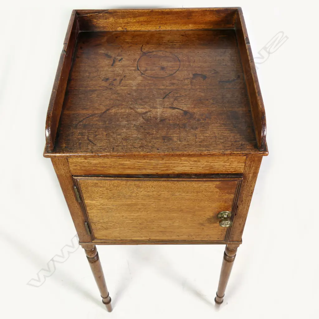 A Regency oak nightstand Image 1++