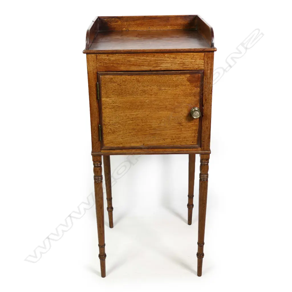 A Regency oak nightstand Image 1++