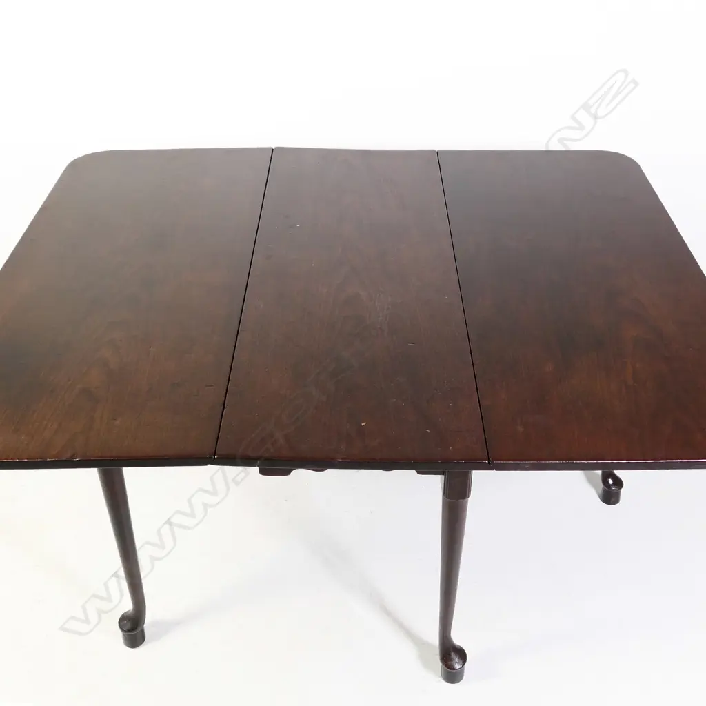 A Georgian mahogany drop leaf table Image 1++