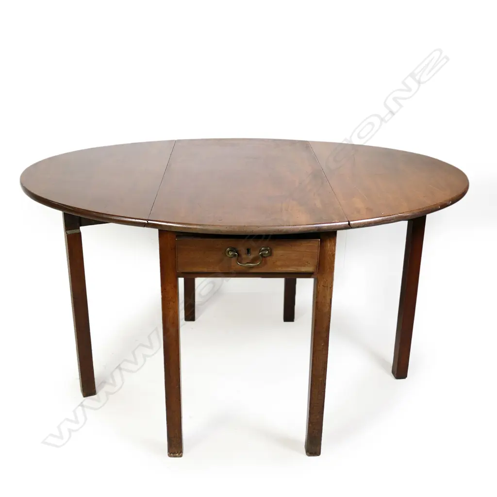 A Georgian mahogany drop leaf table Image 1++