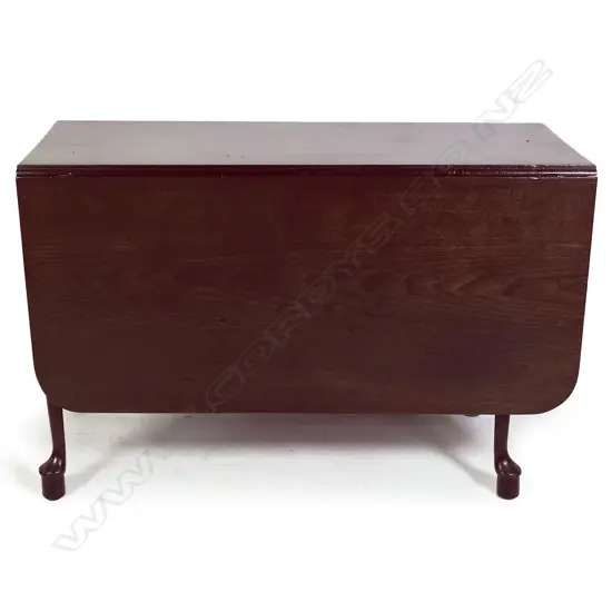 A Georgian mahogany drop leaf table