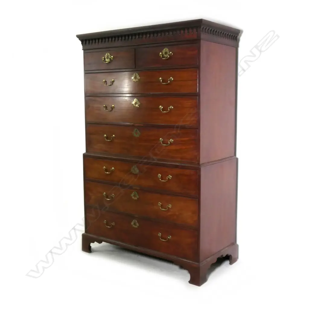 A George III mahogany chest on chest Image 1++