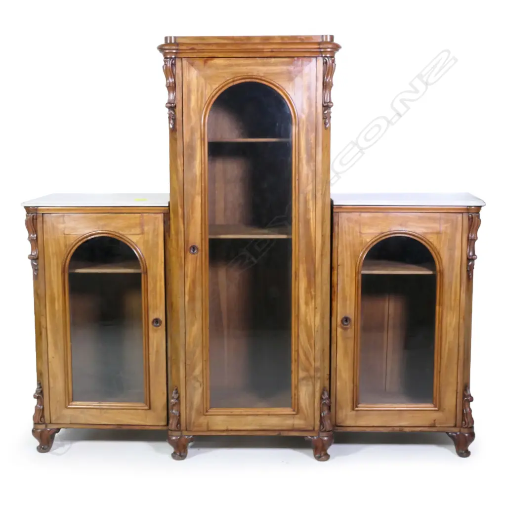 An impressive Victorian walnut display vitrine Image 1++