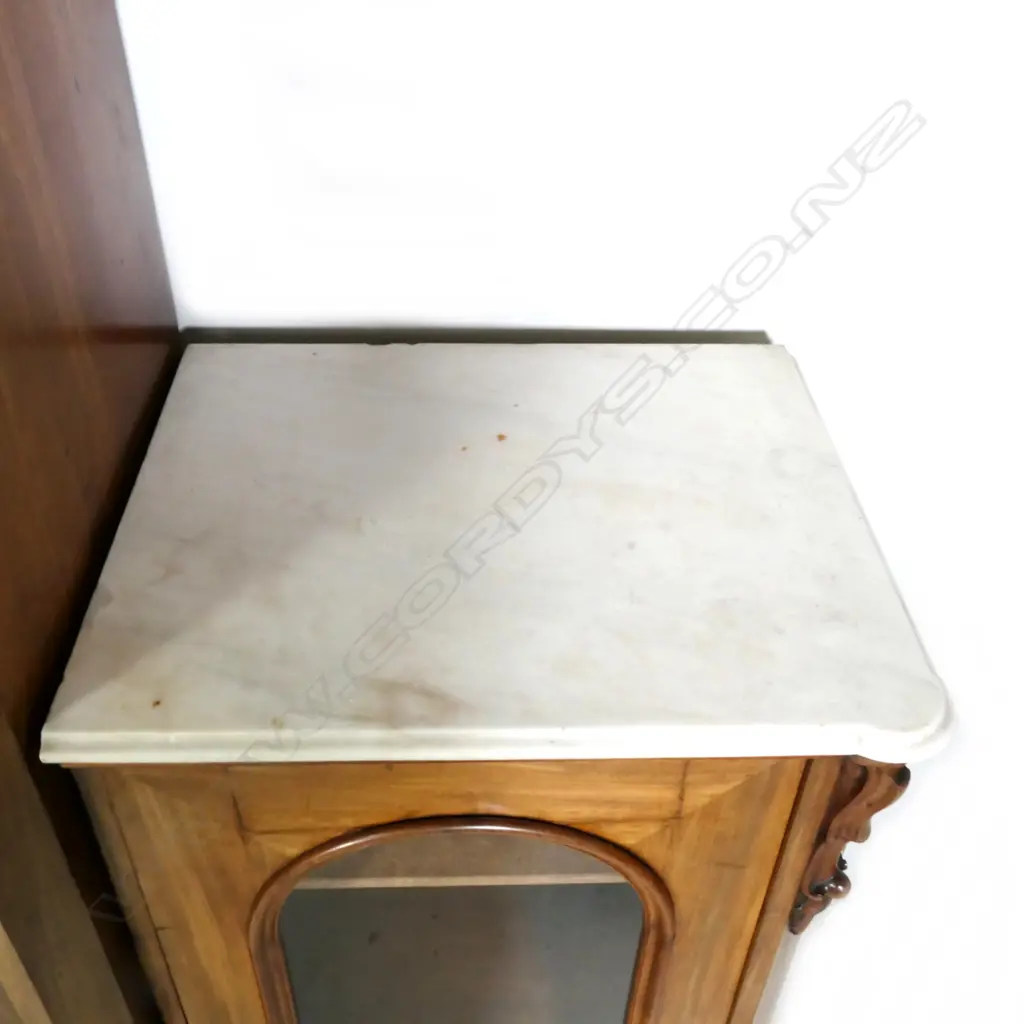 An impressive Victorian walnut display vitrine Image 1++