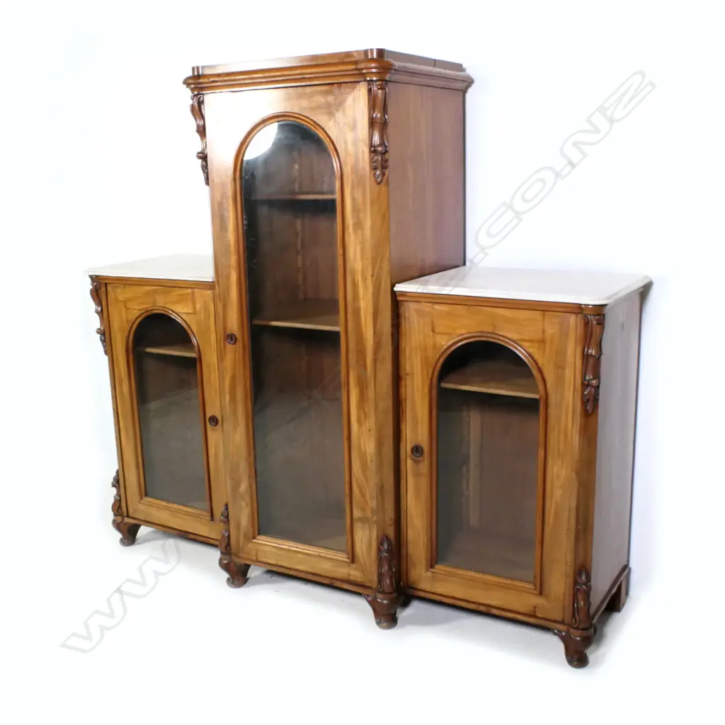 An impressive Victorian walnut display vitrine Image 1++