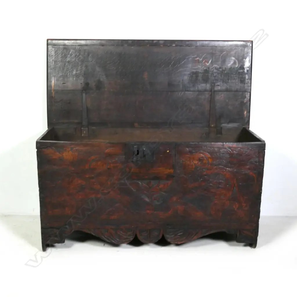 A primitive 18thC oak coffer Image 1++
