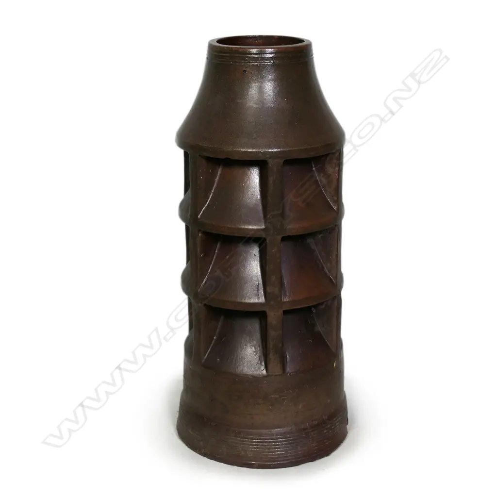 An early 20thC Amalgamated Brick & Pipe Ltd Taranaki Works Pottery chimney pot Image 1++