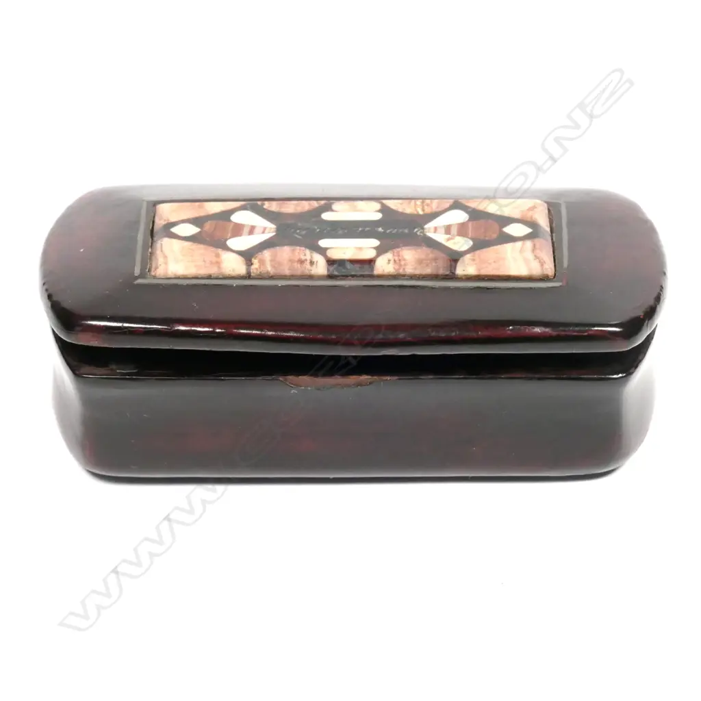 A 19thC papier-mâché snuff box Image 1++