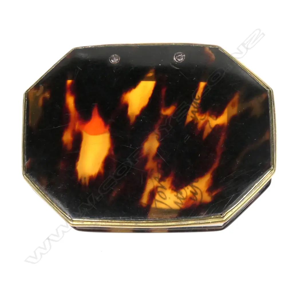 A 19thC tortoiseshell snuff box Image 1++