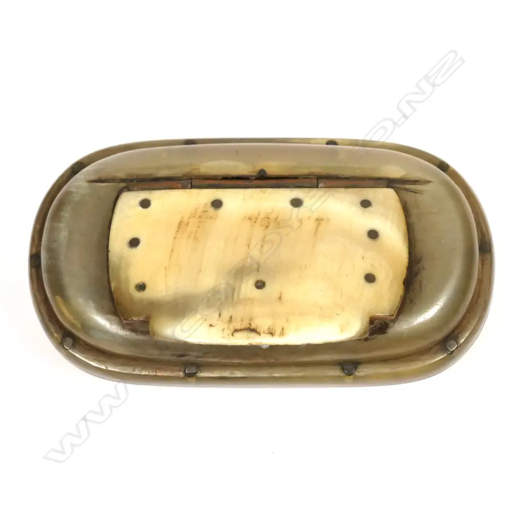 A 19thC horn snuff box Image 1++