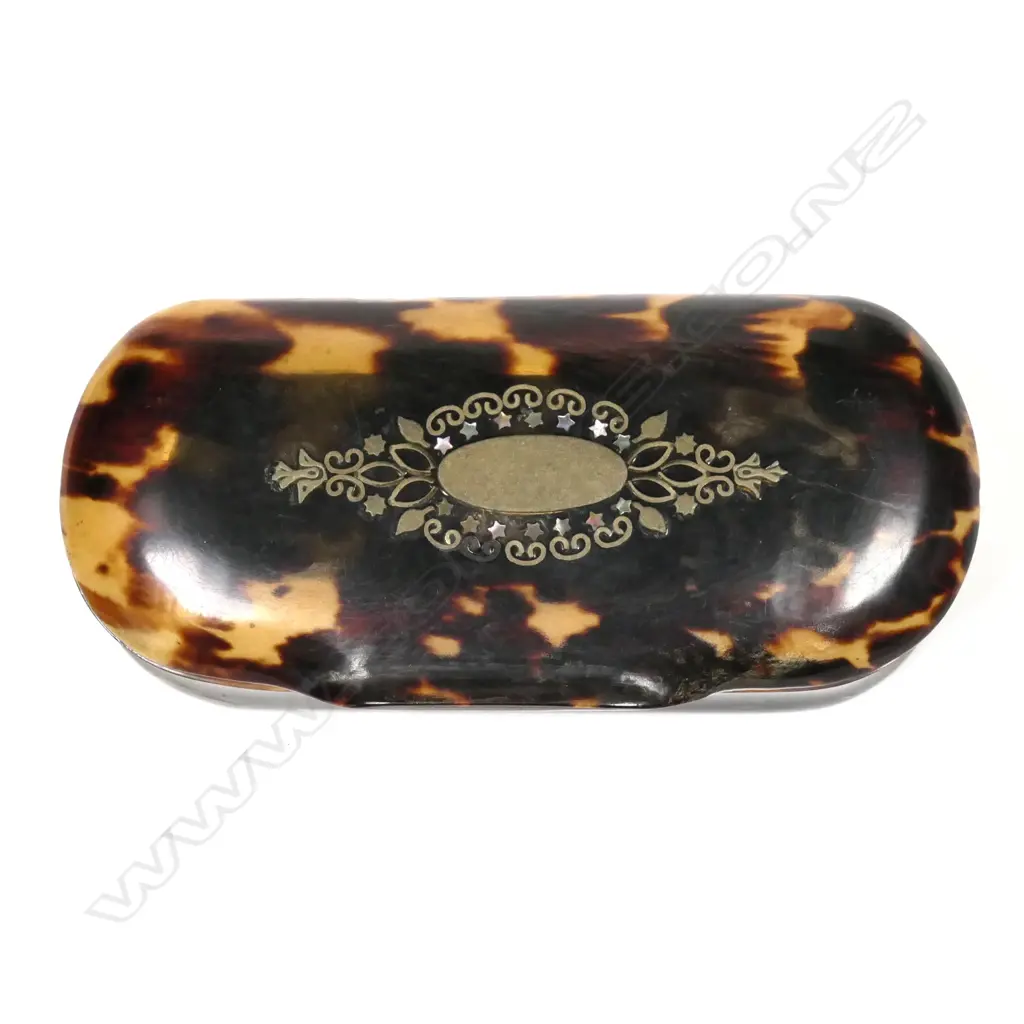 A 19thC papier-mâché snuff box Image 1++