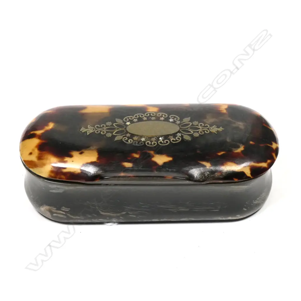 A 19thC papier-mâché snuff box Image 1++